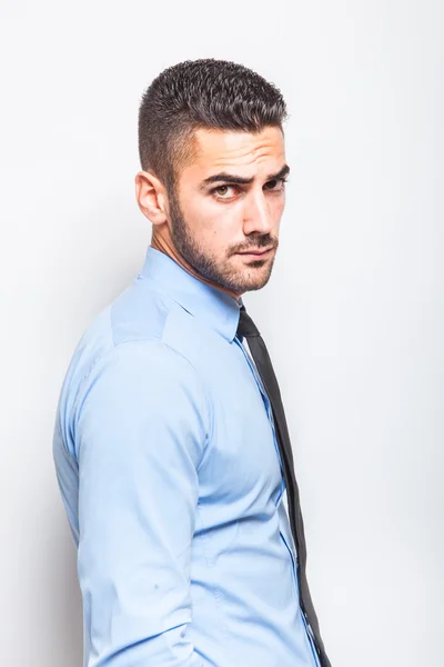 Solo hombre elegante en camisa azul con corbata negra — Foto de Stock