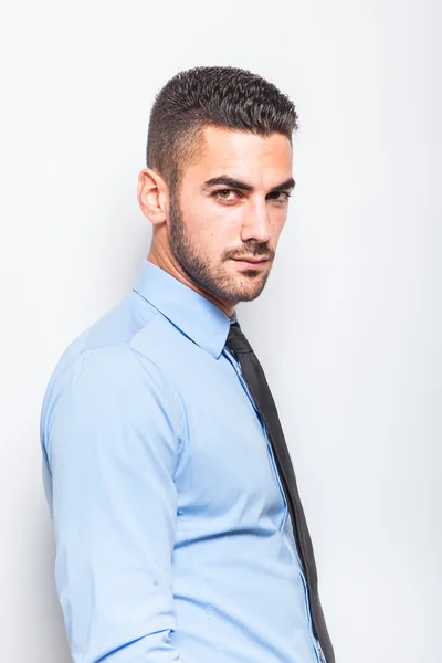 Één elegante man in blauw shirt met zwarte stropdas — Stockfoto