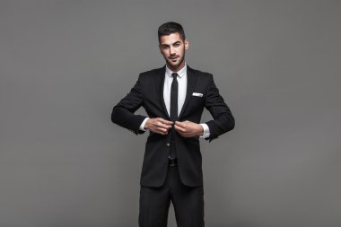 gri arka plan üzerinde zarif yakışıklı