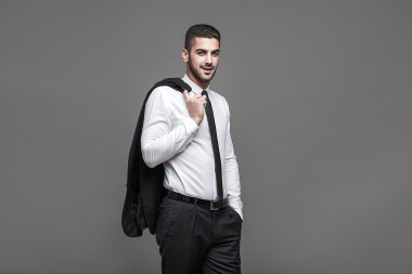 gri arka plan üzerinde zarif yakışıklı