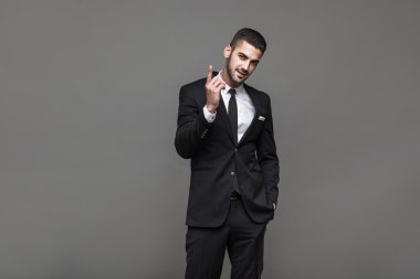 gri arka plan üzerinde zarif yakışıklı