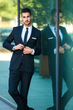 zarif işadamı ayakta dışında