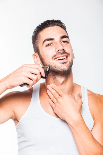 Jovem bonito homem aparando sua barba — Fotografia de Stock