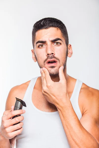 Joven guapo hombre recortando su barba —  Fotos de Stock