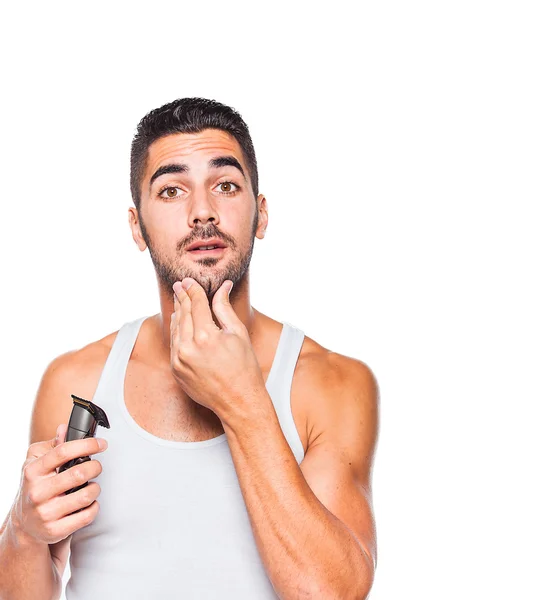 Joven guapo hombre recortando su barba — Foto de Stock