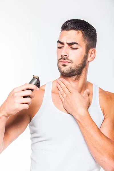 Jovem bonito homem aparando sua barba — Fotografia de Stock