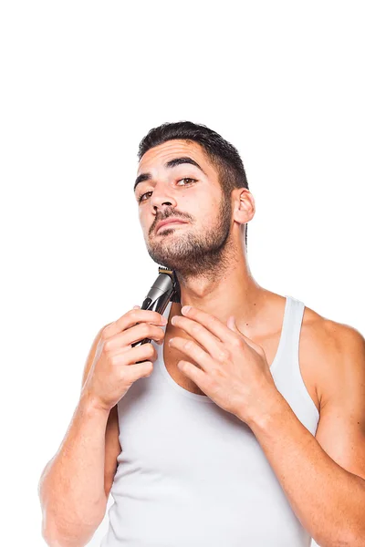 Joven guapo hombre recortando su barba — Foto de Stock