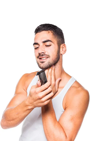 Joven guapo hombre recortando su barba — Foto de Stock