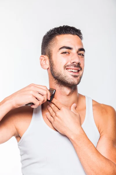 Jovem bonito homem aparando sua barba — Fotografia de Stock