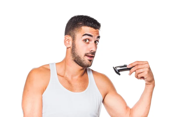 Joven guapo hombre recortando su barba — Foto de Stock