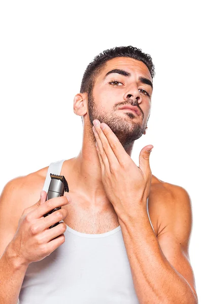 Jovem bonito homem aparando sua barba — Fotografia de Stock