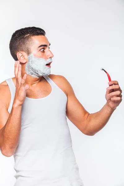 Bonito homem barbear sua barba — Fotografia de Stock