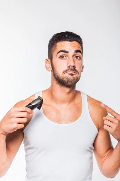 Jovem bonito homem aparando sua barba — Fotografia de Stock