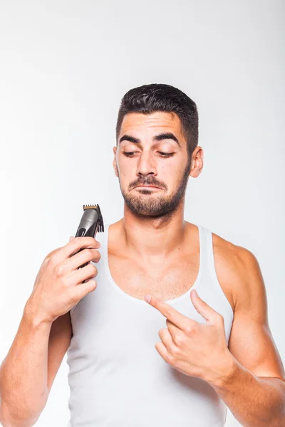 Jovem bonito homem aparando sua barba — Fotografia de Stock