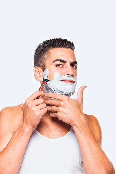 Knappe man zijn baard scheren — Stockfoto