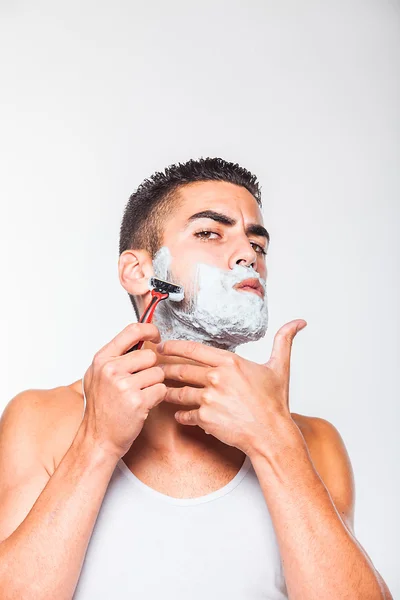 Schöner Mann rasiert sich den Bart — Stockfoto