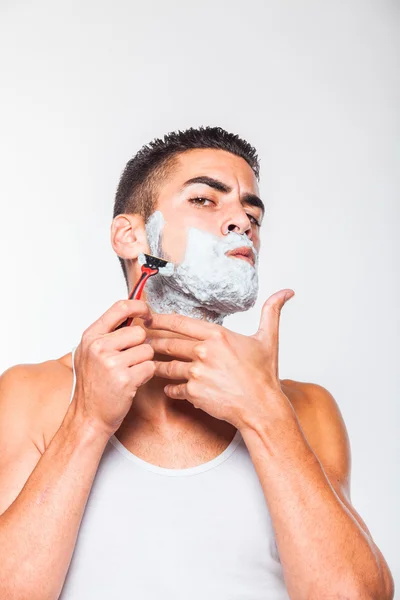 Bonito homem barbear sua barba — Fotografia de Stock