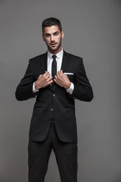 Hombre elegante guapo sobre fondo gris —  Fotos de Stock