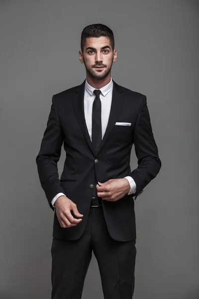 Schöner eleganter Mann auf grauem Hintergrund — Stockfoto
