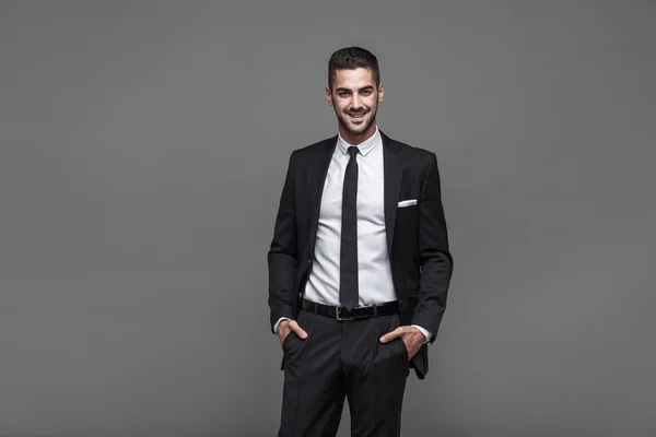 Schöner eleganter Mann auf grauem Hintergrund — Stockfoto