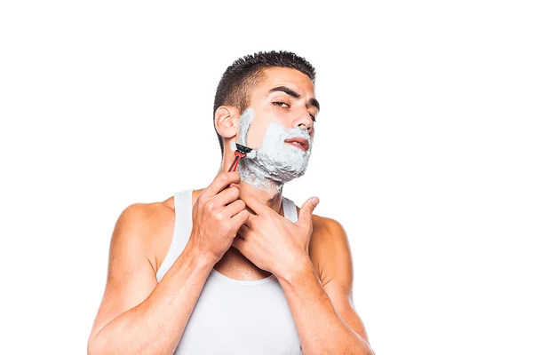 Bonito homem barbear sua barba — Fotografia de Stock