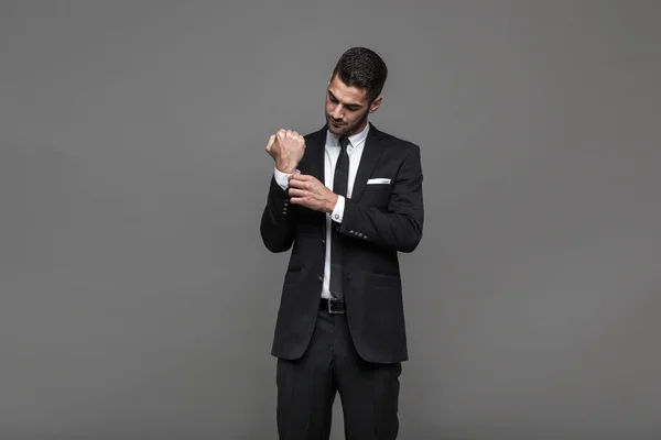 Hombre elegante guapo sobre fondo gris —  Fotos de Stock