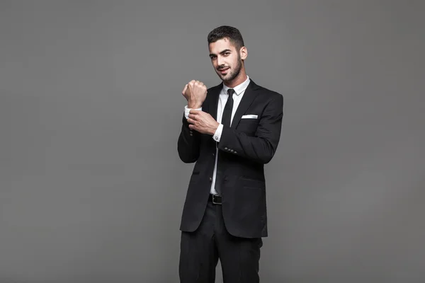 Bonito elegante homem no cinza fundo — Fotografia de Stock