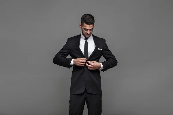 Snygg elegant man på grå bakgrund — Stockfoto