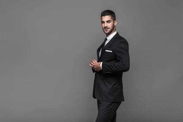 Bell'uomo elegante su sfondo grigio — Foto Stock