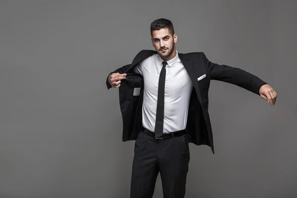 Hombre elegante guapo sobre fondo gris —  Fotos de Stock