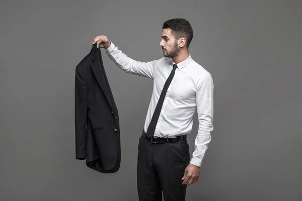 Hombre elegante guapo sobre fondo gris — Foto de Stock