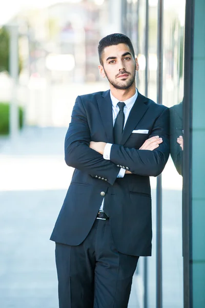 Elegante zakenman permanent buiten — Stockfoto