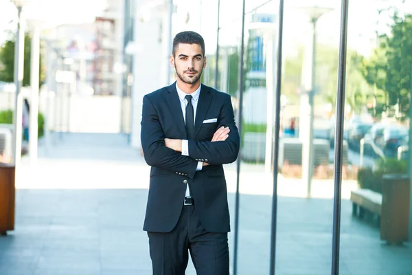 Elegant affärsman står utanför — Stockfoto