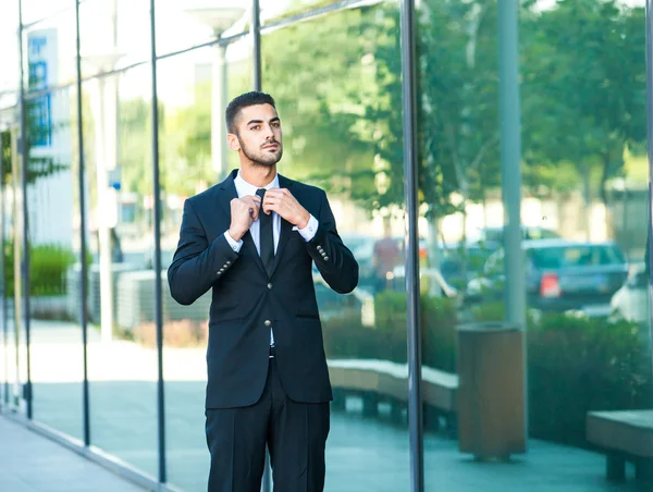 Eleganter Geschäftsmann, der draußen steht — Stockfoto