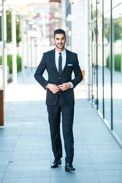 Elegante zakenman lopen buiten — Stockfoto