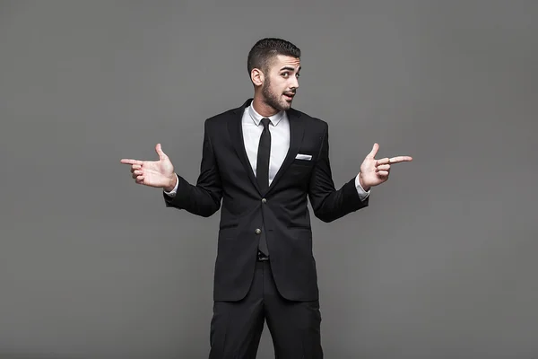 Hombre elegante guapo sobre fondo gris —  Fotos de Stock