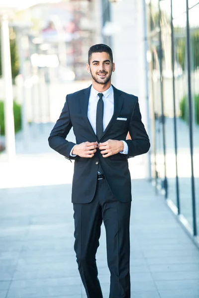 Homem de negócios elegante andando fora — Fotografia de Stock