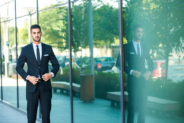 Elegantní podnikatel stojí venku — Stock fotografie