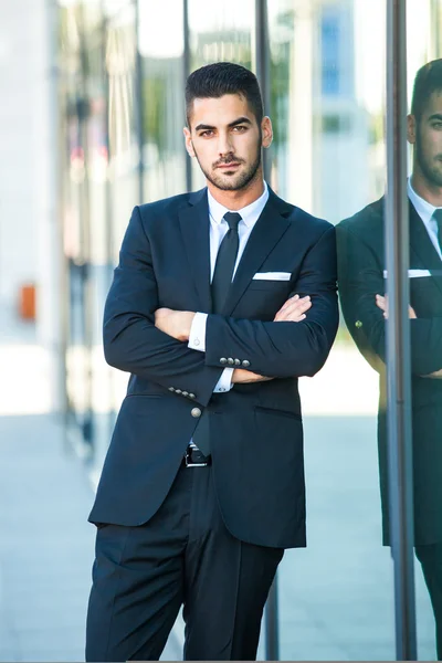 Elegante homem de negócios de pé fora — Fotografia de Stock