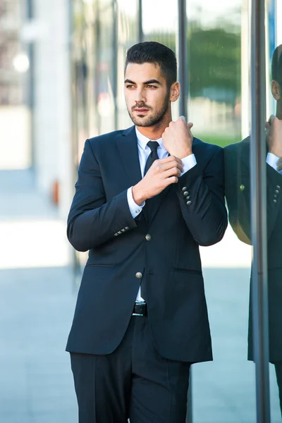 Elegante hombre de negocios de pie fuera — Foto de Stock