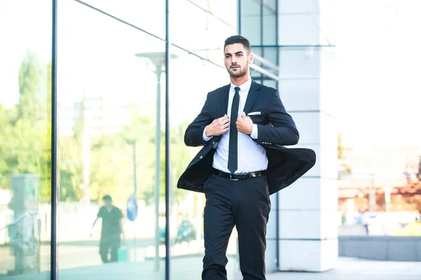 Elegancki biznesmen spaceru poza — Zdjęcie stockowe