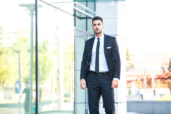 Homem de negócios elegante andando fora — Fotografia de Stock