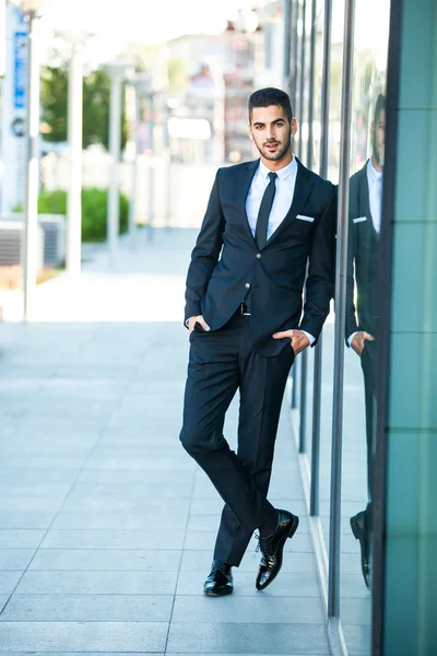 Elegante uomo d'affari in piedi fuori — Foto Stock