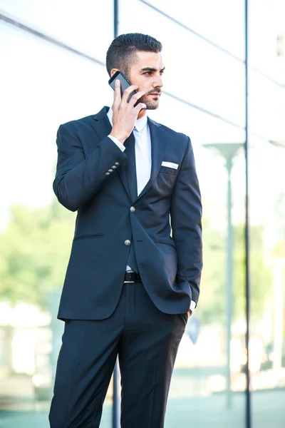 Elegante man praten op mobiele telefoon op straat — Stockfoto