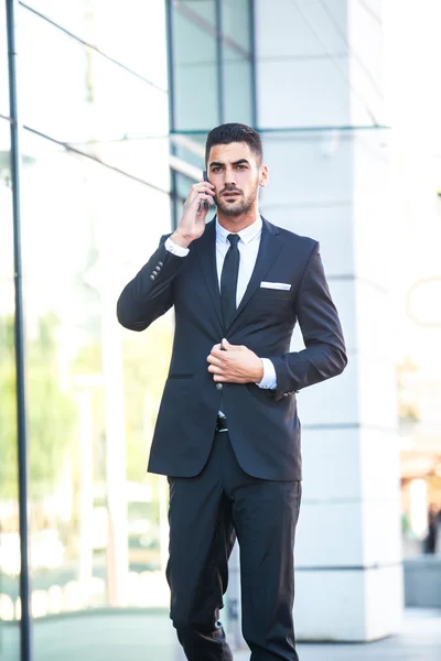 Homem elegante falando no celular na rua — Fotografia de Stock