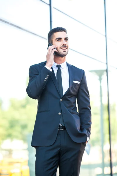 Uomo elegante che parla al cellulare per strada — Foto Stock