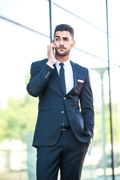 Homem elegante falando no celular na rua — Fotografia de Stock