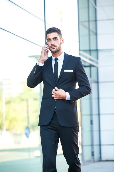 Uomo elegante che parla al cellulare per strada — Foto Stock