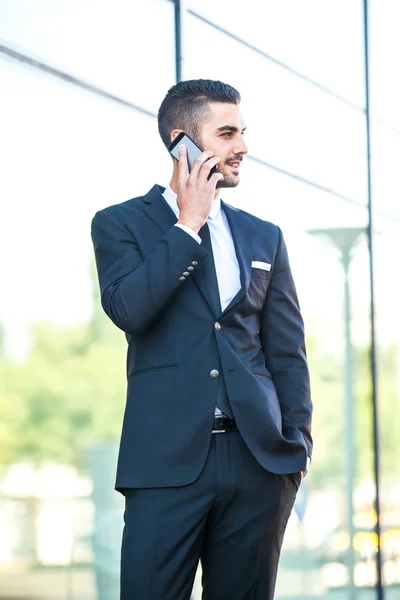 Homem elegante falando no celular na rua — Fotografia de Stock