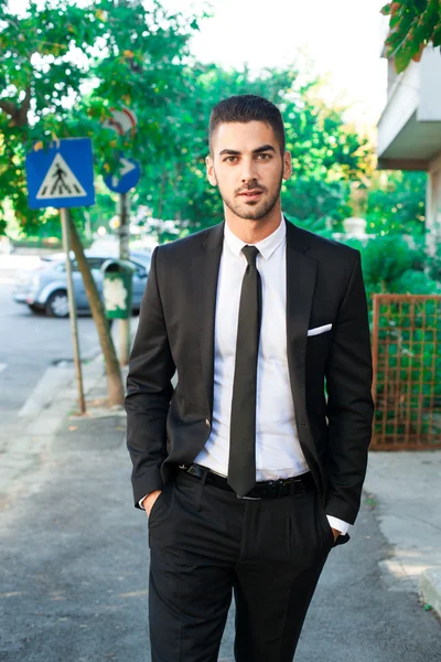 Elegante hombre de negocios caminando fuera —  Fotos de Stock